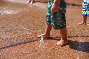 Nagelpilz bei Kindern: In Schwimmbädern kann Nagelpilz relativ leicht übertragen werden.
